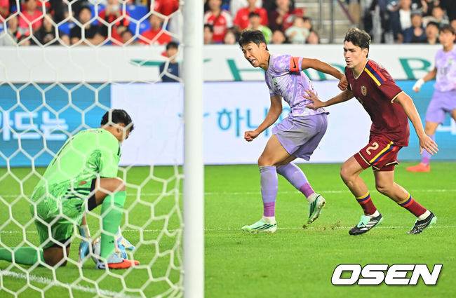[OSEN=울산, 이석우 기자] 2일 울산문수축구경기장에서 대한민국과 베네수엘라의 친선경기가 열렸다.에콰도르전 3-0 완승과 우루과이전 1-4 대패로 극명한 경기력을 보인 ‘모레노호’가 베네수엘라전에서 전술적 유연성을 앞세워 빠르게 문제점을 보완했는지 시험대에 올랐다.대한민국 손흥민이 슛을 시도했으나 골키퍼에 막히고 있다. 2026.10.02 / foto0307@osen.co.kr