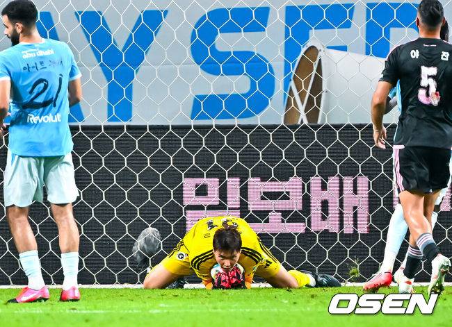 [OSEN=서울월드컵경기장, 민경훈 기자] 5일 오후 서울월드컵경기장에서 ‘2026 쿠팡플레이 시리즈’ 팀 K리그와 맨체스터 시티(맨시티)의 경기가 진행됐다.맨시티는 엘링 홀란과 로드리 등 일부 주축 선수가 2026 국제축구연맹(FIFA) 북중미월드컵 이후 휴식으로 한국 투어에 참가하지 않았다. 필 포든과 잔루이지 돈나룸마, 니코 곤살레스, 제레미 도쿠 등이 한국을 찾았다.전반 맨시티 세메뇨가 강슛을 송범근이 잡아내고 있다. 2026.08.05 / rumi@osen.co.kr