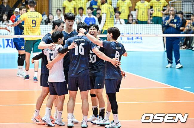 [OSEN=제천, 박준형 기자] 25일 충북 제천실내체육관에서 ‘대한민국 배구국가대표팀 평가전 2026 제천’ 한국과 브라질의 2차전 경기가 진행됐다.이사나예 라미레스 감독이 이끄는 남자대표팀은 지난 22일 브라질과 1차 평가전에서 세트 점수 3-1(22-25 25-21 25-23 25-20)로 이겼다.3세트 대표팀 선수들이 득점 후 기뻐하고 있다. 2026.07.25 / soul1014@osen.co.kr
