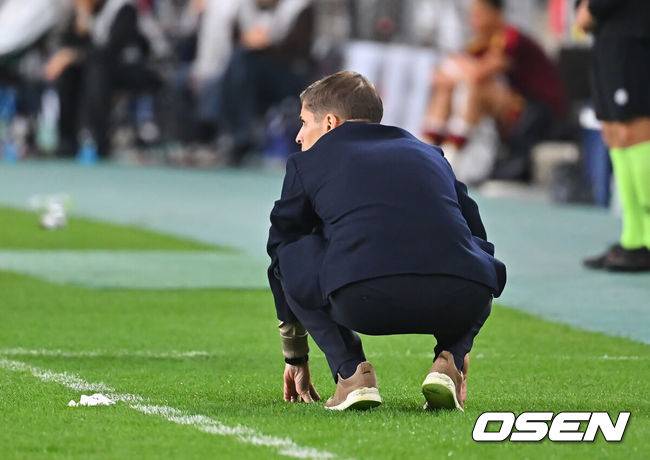 [OSEN=울산, 이석우 기자] 2일 울산문수축구경기장에서 대한민국과 베네수엘라의 친선경기가 열렸다.에콰도르전 3-0 완승과 우루과이전 1-4 대패로 극명한 경기력을 보인 ‘모레노호’가 베네수엘라전에서 전술적 유연성을 앞세워 빠르게 문제점을 보완했는지 시험대에 올랐다.대한민국 로베르토 모레노 감독이 경기가 안풀리자 필드에 앉아 있다. 2026.10.02 / foto0307@osen.co.kr