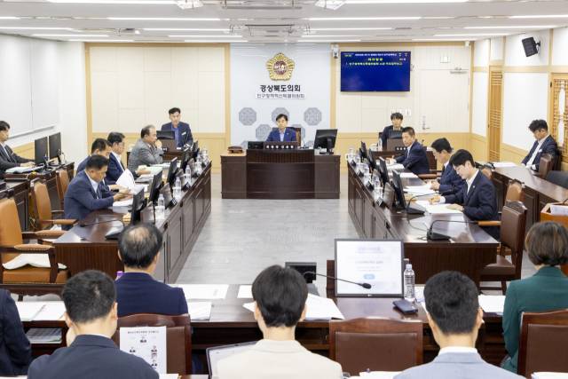 ▲경북도의회 인구정책혁신특별위원회가 저출생과 청년 유출, 고령화로 심화되는 지방소멸 위기에 대응하기 위한 경북도의 인구정책을 집중 점검했다. 인구정책혁신특별위원회는 제366회 정례회 기간인 10월 1일 제2차 회의를 열고 관련 부서로부터 저출생·고령화 대응 업무보고를 청취했다. ⓒ 경북도의회