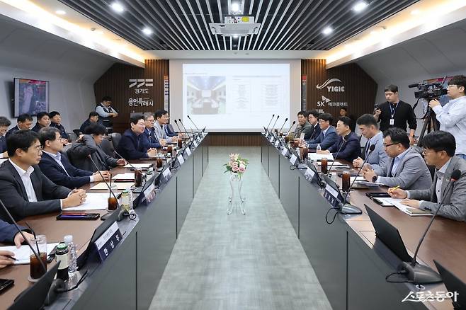 이상일 용인특례시장이 2일 처인구 원삼면 SK하이닉스 용인 반도체클러스터 홍보관에서 이남오 군수 등 전남 함평군 대표단과 반도체 산업에 대해 논의하고 있다