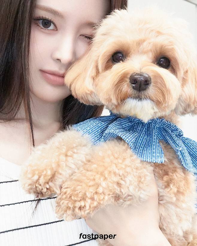 강아지를 안고 화보 촬영에 나선 이즈나 멤버 방지민. 패스트페이퍼 제공