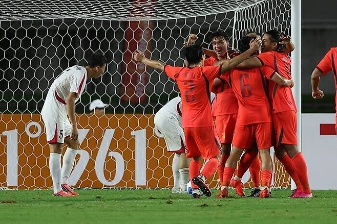 ▲ 16일 일본 아이치현 가리야 스타디움에서 열린 2026 아이치·나고야 아시안게임 남자 축구 B조 1차전 북한과 중국의 경기. 중국이 골을 넣고 환호하고 있다. ⓒ 연합뉴스