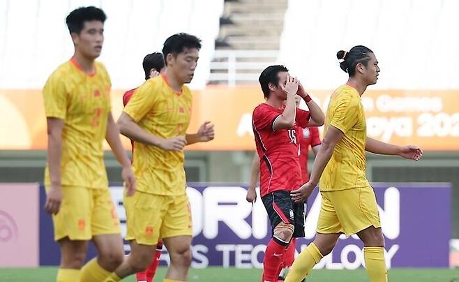 ▲ 30일 일본 오사카 나가이 스타디움에서 열린 2026 아이치·나고야 아시안게임 남자 축구 준결승 대한민국과 중국의 경기. 전반전 중국 왕위둥에게 선제골을 허용한 한국 선수들이 아쉬워하고 있다. ⓒ 연합뉴스