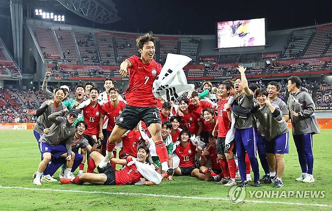 엄지성 맹활약 속 한국 축구 금메달 (도요타[일본]=연합뉴스) 임화영 기자 = 3일 일본 아이치현 도요타 스타디움에서 열린 2026 아이치·나고야 아시안게임 남자 축구 대한민국과 일본의 결승.
    승리 후 금메달을 획득한 한국 선수들이 기념촬영을 하던 중 대회 득점왕과 도움왕을 차지한 엄지성이 기뻐하고 있다. 2026.10.3 hwayoung7@yna.co.kr
