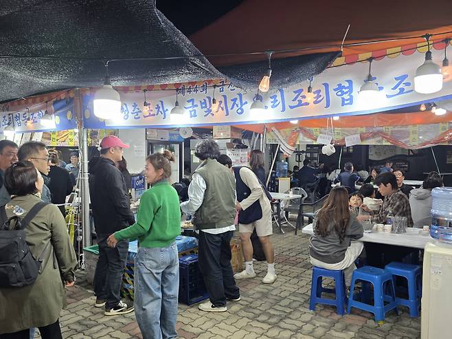 야간에 펼처진 먹거리가 풍부해 관광객이 넘처나고 있다. 사진=이상문 기자
