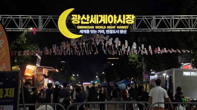 지난 3일 고려인마을 일원에서 열린 광산세계야시장에 5만여 명의 방문객이 몰리며 중앙아시아와 러시아권의 음식과 문화, 고려인의 역사와 삶을 만나는 글로벌 문화공간으로 입소문을 탄 가운데, 고려인마을은 10월 '광산알리요투어'도 고려인마을을 주요 탐방지로 운영한다./고려인마을 제공