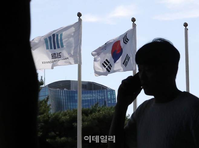 검찰청 폐지와 공소청, 중수청 출범을 하루 앞둔 지난 1일 오후 서울 서초구 중앙지검 1층에서 관계자들이 이동하고 있다. (사진=이데일리 김태형 기자)