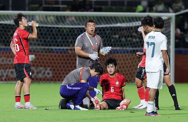 발목 치료하는 이기혁
(나고야=연합뉴스) 임화영 기자 = 22일 일본 나고야 미즈호 공원 럭비경기장에서 열린 2026 아이치·나고야 아시안게임 남자 축구 조별리그 2차전 한국과 사우디아라비아의 경기. 한국 이기혁이 발목을 치료하고 있다. 2026.9.22
hwayoung7@yna.co.kr
(끝)
<저작권자(c) 연합뉴스, 무단 전재-재배포, AI 학습 및 활용 금지>
