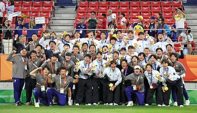 아시안게임 남자축구, 4회 연속 금메달

    (도요타[일본]=연합뉴스) 임화영 기자 = 3일 일본 아이치현 도요타 스타디움에서 열린 2026 아이치·나고야 아시안게임 남자 축구 시상식에서 금메달을 획득한 한국 대표팀 선수들이 기뻐하고 있다. 2026.10.3

    hwayoung7@yna.co.kr

(끝)





<저작권자(c) 연합뉴스, 무단 전재-재배포, AI 학습 및 활용 금지>