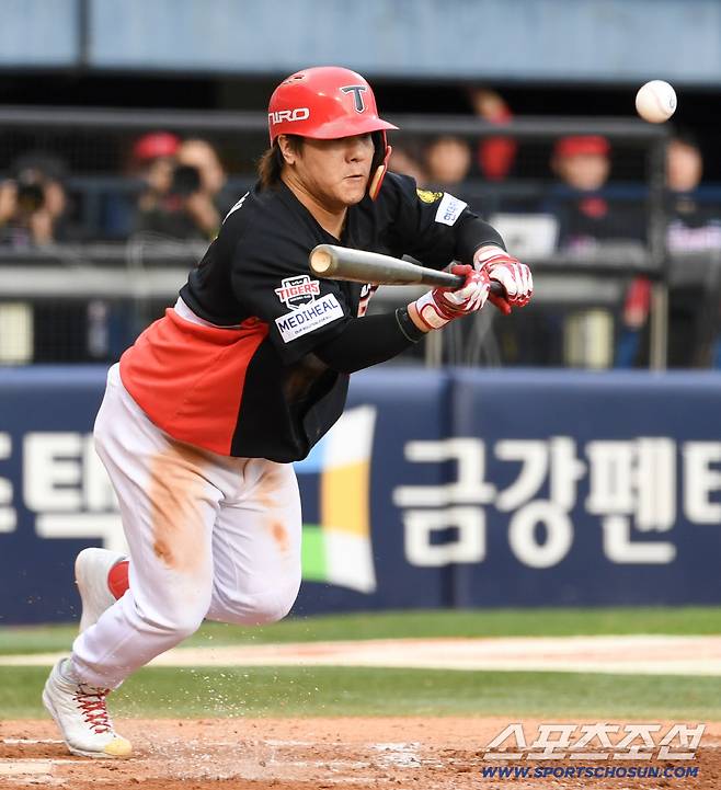 3일 잠실구장에서 열린 LG와 KIA의 경기. 9회초 1사 1,3루 KIA 김선빈이 기습 번트를 대고 있다. 잠실=박재만 기자 pjm@sportschosun.com/2026.10.03/