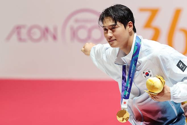 펜싱 퍼포먼스하는 오상욱      (도코나메[일본]=연합뉴스) 임화영 기자 = 26일 일본 아이치현 도코나메 아이치 스카이 엑스포에서 열린 2026 아이치·나고야 아시안게임 펜싱 남자 사브르 단체 시상식에서 금메달을 차지한 한국 오상욱이 관중석을 향해 펜싱 퍼포먼스를 하고 있다. 2026.9.26      hwayoung7@yna.co.kr  (끝)      <저작권자(c) 연합뉴스, 무단 전재-재배포, AI 학습 및 활용 금지>