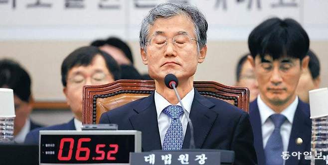 지난해 10월 13일 국회 법제사법위원회 국정감사에 출석한 조희대 대법원장(가운데)이 눈을 감은 채 의원들의 질의를 듣고 있다. 박형기 기자 oneshot@donga.com