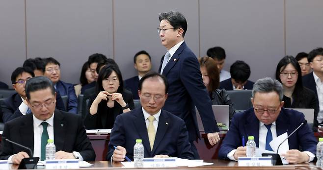 4일 정부서울청사에서 열린 '최근 침해위협 대응 전 금융권 긴급 점검회의'에 이억원 금융위원장이 개인정보가 유출된 정상혁(오른쪽부터) 신한은행장, 이환주 KB국민은행장, 이호성 하나은행장 뒤로 참석하고 있다. 뉴시스