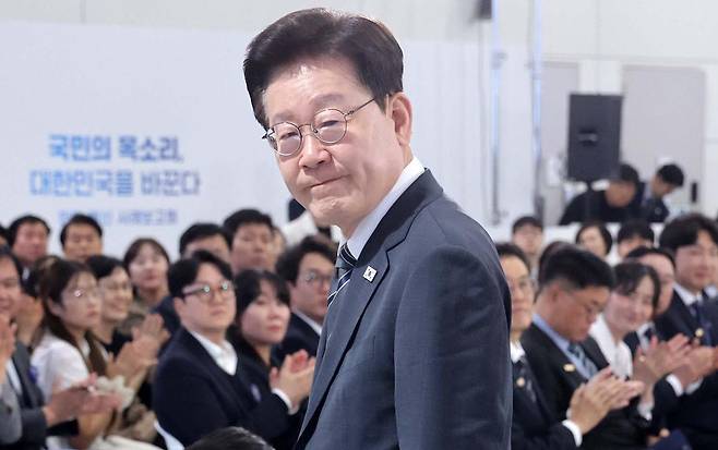 이재명 대통령이 2일 세종시 세종컨벤션센터에서 열린 민원 혁신 사례보고회장으로 입장하고 있다. 세종=왕태석 선임기자