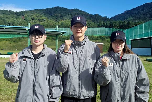 2026 아이치·나고야 아시안게임 사격에서 메달을 획득한 (왼쪽부터) KT 사격단 박하준, 정승우, 장국희 선수가 기념 촬영을 하고 있다. [사진=KT]