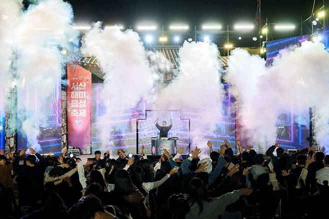 지난해 열린 해미읍성축제에서 관람객들이 고성댄스파티를 즐기고 있다. [사진 서산문화재단]