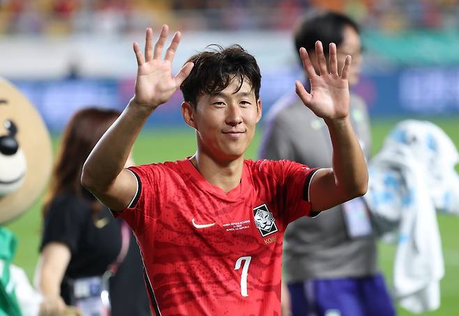 지난달 24일 경기 수원시 팔달구 수원월드컵경기장에서 열린 축구 국가대표 평가전 대한민국과 에콰도르의 경기, 축구대표팀이 3대0으로 승리했다. 손흥민이 관중에게 인사를 하고 있다. 뉴스1