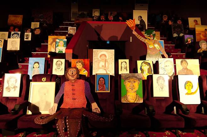제주아트플랫폼 5층 영화관 객석에 늘어놓은 할망과 삼춘들의 자화상. 우크라이나 출신의 자나 카디로바는 전쟁 이후 파괴되는 도시와 자연, 사라진 마을, 잃어버린 친구와 가족의 기억을 다루고 있다. 사진 제주도립미술관
