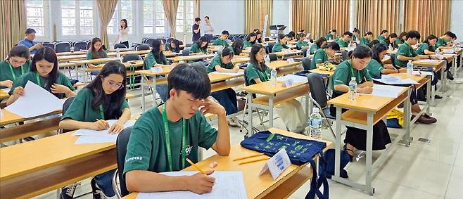 지난 1일 베트남 하노이 베트남상업대에서 성균한글백일장이 열렸다. 대회에 참가한 베트남·인도네시아·라오스·캄보디아·태국 등 동남아시아 5개국 학생들이 ‘두 갈래 길’을 주제로 글을 쓰고 있다. 이미경 기자