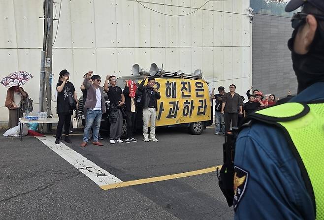 4일 서울 성북구에 있는 영화 ‘암살자(들)’의 주연 배우 유해진 자택 앞에서 보수단체 회원들이 제작사와 배우를 규탄하는 집회를 하고 있다. 연합뉴스