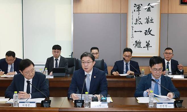 이억원 금융위원장(왼쪽 두번째)은 4일 오후 2시 서울 광화문 정부서울청사에서 이찬진 금융감독원장(왼쪽 첫번째), 박상원 금융보안원장, 금융업권별 협회장과 주요 금융회사 최고경영자(CEO) 등이 참석한 가운데 ‘전 금융권 긴급 점검회의’를 열었다. 금융위 제공
