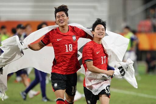 3일(현지 시간) 일본 아이치현 도요타 스타디움에서 열린 2026 아이치·나고야 아시안게임 남자 축구 결승 대한민국과 일본의 경기, 한국 박승수(왼쪽)와 양민혁이 1-0 승리를 거두며 금메달을 획득한 뒤 기쁨을 만끽하고 있다. 뉴시스