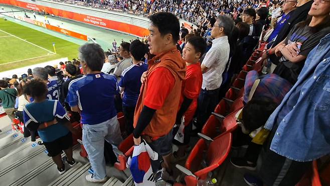 3일 오후 7시30분 일본 아이치현 도요타 스타디움에서 열린 2026 아이치·나고야 아시안게임 남자축구 결승 한일전. 한국 축구 팬들이 일본 관중들 사이에서 ‘일당백 응원’을 펼치고 있다. 임창만기자