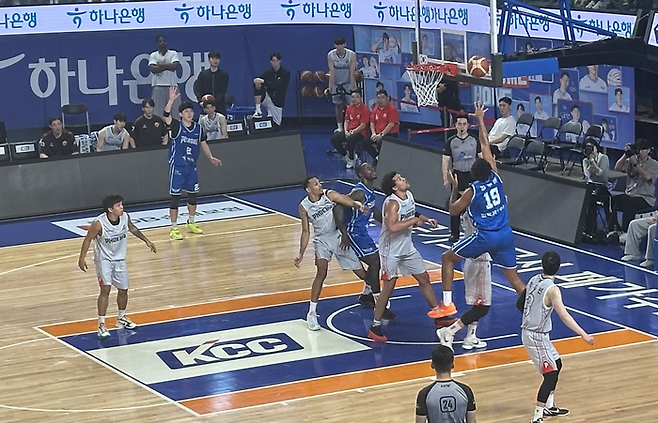 9월 24일 대구체육관에서 열린 2026-2027 KCC 프로농구 오픈매치 데이 대구 한국가스공사와 울산 현대모비스의 경기. 한국가스공사 알루마가 슛을 시도하고 있다. [김혜지 인턴기자]