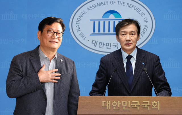 송영길(왼쪽) 더불어민주당 의원과 조국 조국혁신당 혁신정책연구원장. 연합뉴스