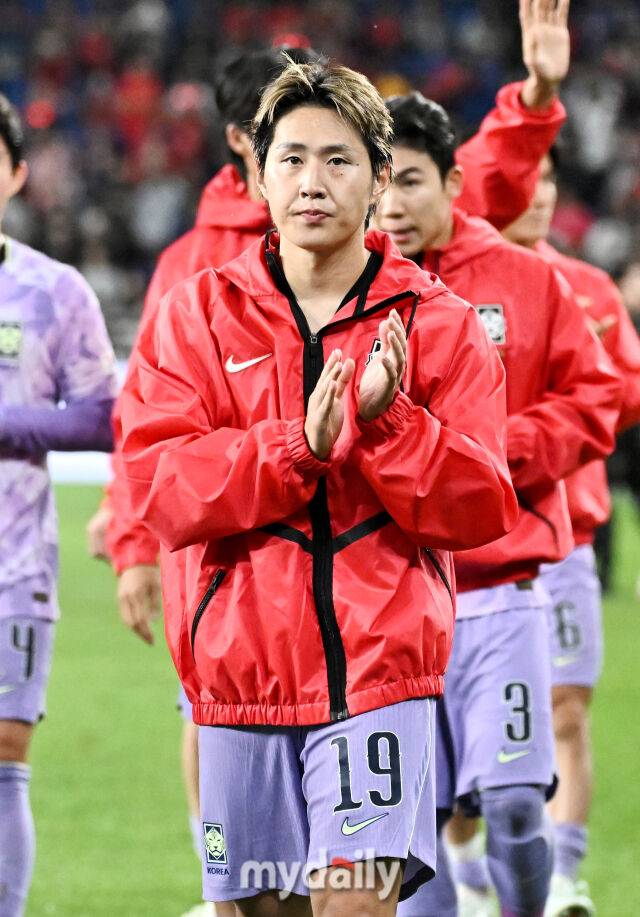 2일 오후 울산광역시 남구 문수월드컵경기장에서 진행된 축구 국가대표팀 친선경기 베네수엘라와의 경기.축구대표팀 이강인이 0-0 무승부에 아쉬워 하고 있다.