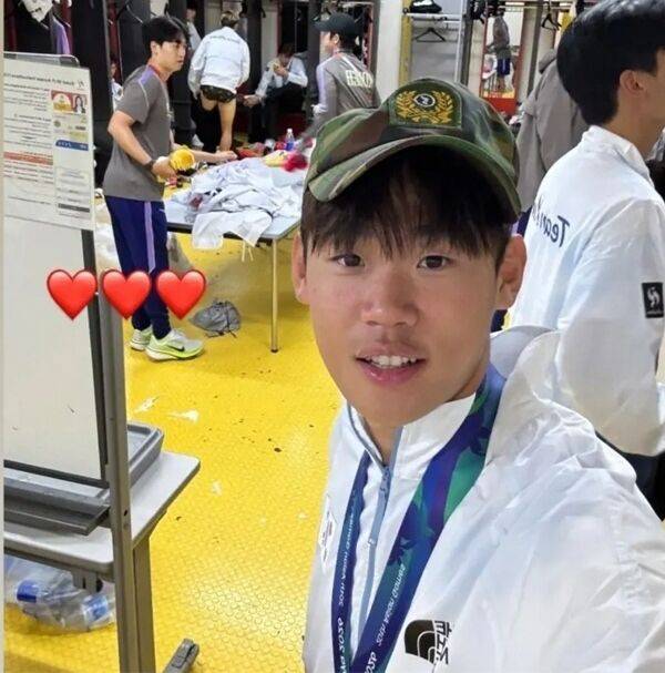 박승수(뉴캐슬)가 아시안게임에서 금메달을 차지한 후 전역모를 쓴 사진을 자신의 SNS에 올려 논란이 되고 있다./박승수 SNS 캡쳐