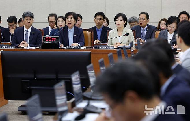 [서울=뉴시스] 고범준 기자 = 정은경 보건복지부 장관이 지난달 11일 서울 여의도 국회에서 열린 보건복지위원회 전체회의에서 의원 질의에 답변하고 있다. 2026.09.11. bjko@newsis.com