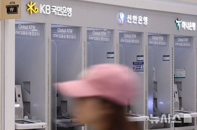 [서울=뉴시스] 최진석 기자 = 시중은행에 이어 저축은행과 캐피탈사 등 제2금융권까지 해킹 사고가 잇따르고 있는 4일 서초구 서울고속버스터미널에 개인정보가 유출된 신한·KB국민·하나 은행의 현금 자동 입출금기(ATM) 코너가 보이고 있다. 최근 주요 금융회사들을 대상으로 인공지능(AI) 에이전트를 활용한 신종 사이버 공격과 고객 정보 유출 사고가 이어지며 신한은행에서는 최근 고객 약 2만5000명의 개인·신용정보가, KB국민은행에서도 외부 보안 침해로 고객 119명의 개인신용정보가, 하나은행에서도 외부 해킹 세력이 영업지원시스템(ODS)에 접근하면서 고객 89명의 개인정보가 유출됐다. 2026.10.04. myjs@newsis.com