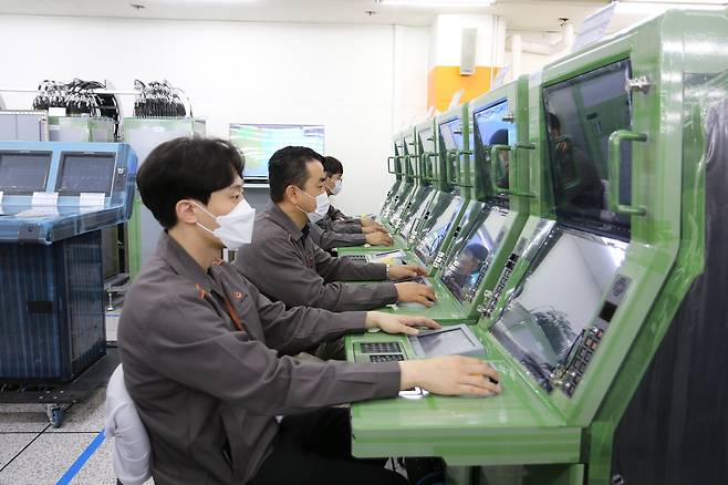 한화시스템 관계자들이 자사의 전투체계(CMS)를 활용해&nbsp;모의 대잠전을&nbsp;수행하고 있다. 세계일보 자료사진