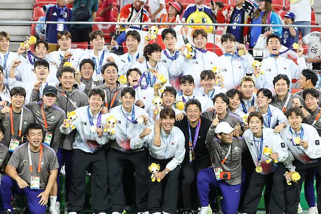 대한민국 아시안게임 축구대표팀 선수들이 지난 3일 일본 아이치현 도요타 스타디움에서 열린 2026 아이치·나고야 아시안게임 축구 결승전 시상식에서 금메달을 목에 걸고 기념촬영을 하고 있다. 뉴스1