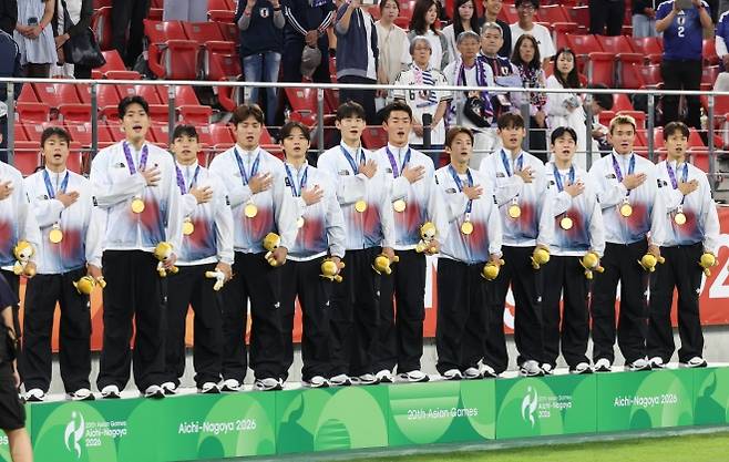 일본 아이치현 도요타 스타디움에서 열린 2026 아이치·나고야 아시안게임 남자 축구 결승전 시상식에서 금메달을 차지한 대한민국 선수들이 국민의례를 하고 있다. 도요타 뉴시스