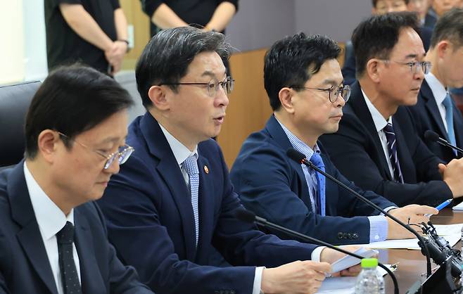 이억원(왼쪽 두번째) 금융위원회 위원장이 4일 정부서울청사에서 열린 최근 침해위협 대응 전금융권 긴급 점검회의에서 발언하고 있다. 연합뉴스