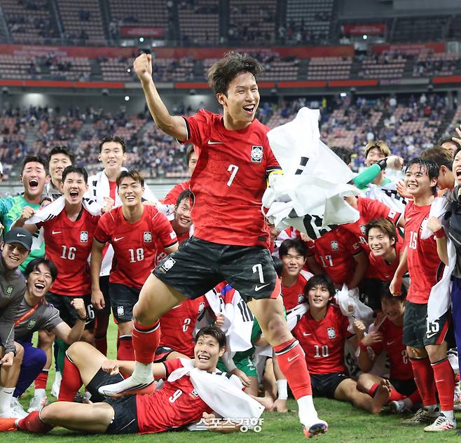 대한민국 아시안게임 축구 국가대표 선수들이 3일 일본 아이치현 도요타 스타디움에서 열린 2026 아이치·나고야 아시안게임 축구 남자 결승전에서 일본을 꺾고 우승한 뒤 기념촬영을 하던 중 이날 결승골을 넣은 엄지성이 뛰어 오르며 환호하고 있다. 2026.10.3. 도요타|강윤중 선임기자