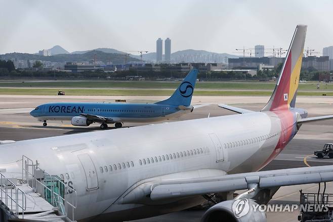 지난달 8일 김포공항 계류장에서 이동하는 대한항공과 아시아나 항공기 모습. [연합뉴스 자료사진. 재판매 및 DB 금지]