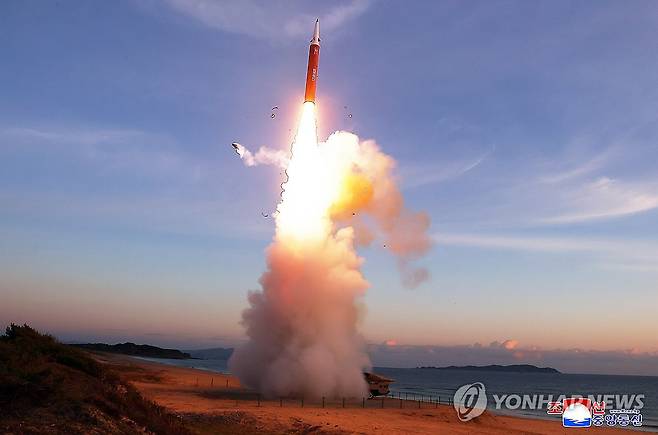 북한, 중거리전략미사일 발사훈련 3일 진행 (평양 조선중앙통신=연합뉴스) 조선중앙통신은 3일 새벽 김정은 국무위원장이 참관한 가운데 북한 동부지역에서 조선동해로 중거리 전략미사일 발사훈련을 진행했다고 4일 보도했다. 2026.10.4
    [국내에서만 사용가능. 재배포 금지. For Use Only in the Republic of Korea. No Redistribution] nkphoto@yna.co.kr