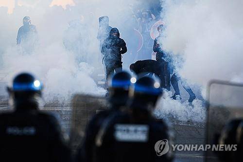 최루가스로 시위대 진압하는 프랑스 경찰 [AFP=연합뉴스. 재판매 및 DB 금지]