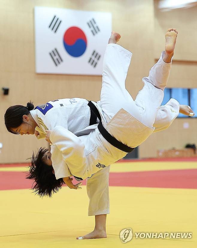 연습하는 정수진 (진천=연합뉴스) 김성민 기자 = 유도 국가대표 정수진이 9일 충북 진천군 진천국가대표선수촌에서 열린 2026 아이치·나고야 아시안게임 유도 국가대표팀 미디어데이 공개 훈련에서 연습하고 있다. 2026.9.9 ksm7976@yna.co.kr