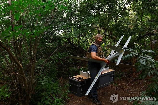 무인 드론 운반하는 우크라이나 병사 [로이터=연합뉴스. 재판매 및 DB 금지]