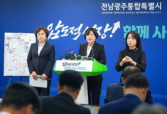 배미경 전남광주통합특별시 대변인이 2일 오후 광주청사 브리핑실에서 도시철도2호선 2단계 건설사업 검증 결과를 설명하고 있다. 전남광주통합특별시 제공