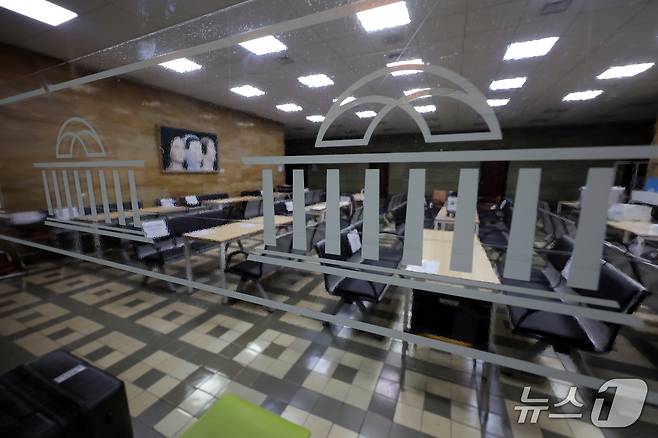국정감사를 하루 앞둔 5일 서울 여의도 국회 상임위원회 회의실 앞에 피감기관 직원들을 위한 자리가 마련돼 있다. 2026.10.5 ⓒ 뉴스1 황기선 기자