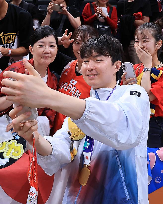 20일 일본 나고야 아이치 인터내셔널 아레나에서 열린 2026 아이치·나고야 아시안게임(AG) 남자 농구 시상식. 한국 이현중이 시상식 후 팬들과 사진을 찍고 있다. 사진 | 아이치=연합뉴스