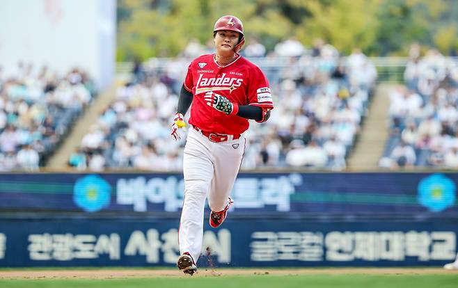 SSG 고명준이 4일 창원NC파크에서 열린 2026 KBO리그 NC전에서 역전 스리런 홈런을 쏘아 올린 뒤 베이스를 돌고 있다. 사진 | SSG 랜더스