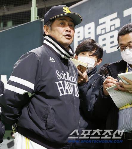 유력한 주니치 감독 후보로 거론되는 구도 전 소프트뱅크 감독. 그는 2015년부터 2021년까지 소프트뱅크 감독으로 다섯 차례 재팬시리즈 우승을 이끌었다. 연합뉴스